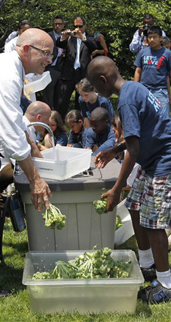 ميشيل أوباما تجمع 500 طباخ في البيت الأبيض صورة رقم 9 ميشيل أوباما تجمع 500 طباخ في البيت الأبيض صورة رقم 9