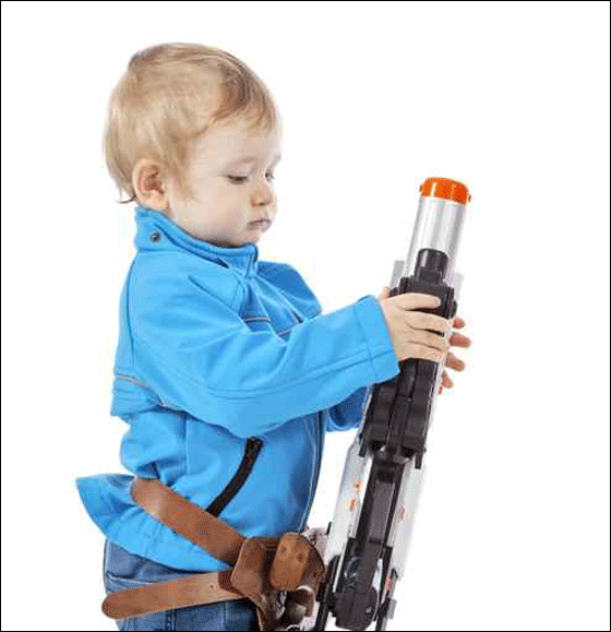 طفل سعودي يهدد والديه بالمسدس مقلدا شخصية كرتونية صورة رقم 1 طفل سعودي يهدد والديه بالمسدس مقلدا شخصية كرتونية صورة رقم 1