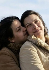 البرتغال تشهد أول عقد زواج لسيدتين مثليتين!   صورة رقم 1