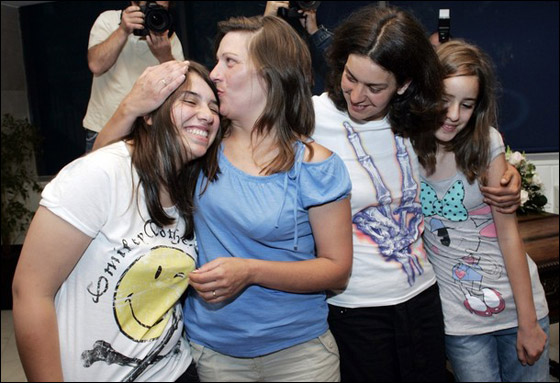 البرتغال تشهد أول عقد زواج لسيدتين مثليتين! صورة رقم 7 البرتغال تشهد أول عقد زواج لسيدتين مثليتين! صورة رقم 7