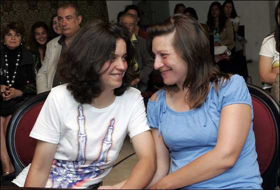 البرتغال تشهد أول عقد زواج لسيدتين مثليتين! صورة رقم 5 البرتغال تشهد أول عقد زواج لسيدتين مثليتين! صورة رقم 5