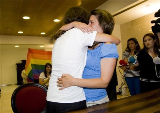 البرتغال تشهد أول عقد زواج لسيدتين مثليتين! صورة رقم 6 البرتغال تشهد أول عقد زواج لسيدتين مثليتين! صورة رقم 6