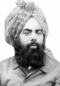 مجموعة تدعي أن الحج يكون لقبر في الهند وليس إلى الكعبة!! صورة رقم 1