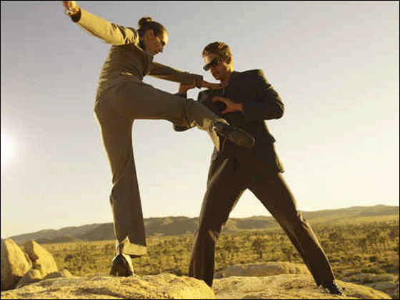 الاردن: فتاة تؤدب شابا عاكسها وسط تصفيق المارة! صورة رقم 1