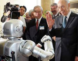 بعد أن عجزت عن إلغاء زيارته.. رجل آلي يستقبل بيرس في كوريا! صورة رقم 1