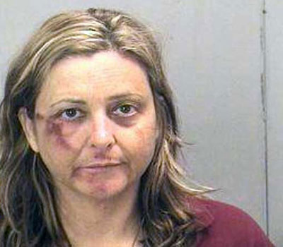 مديرة مدرسة طردت من عملها بعد ان تركت طفليها وحيدين في الفندق!! صورة رقم 1