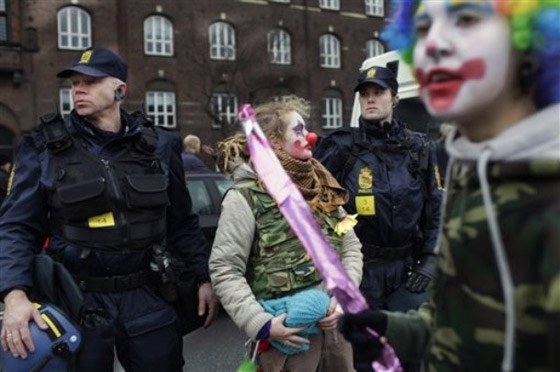 المهرجون يدافعون عن سمعتهم بتظاهرة في شوارع سلفادور  صورة رقم 10