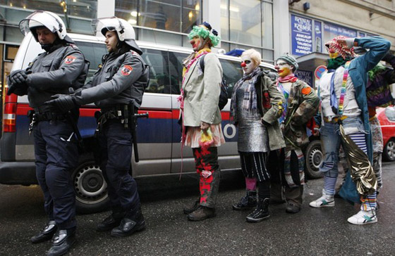 المهرجون يدافعون عن سمعتهم بتظاهرة في شوارع سلفادور  صورة رقم 7