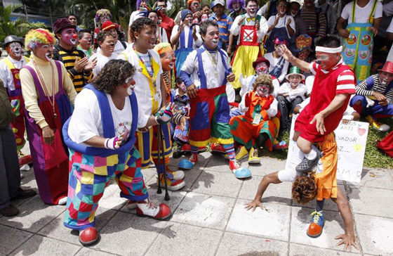 المهرجون يدافعون عن سمعتهم بتظاهرة في شوارع سلفادور  صورة رقم 3