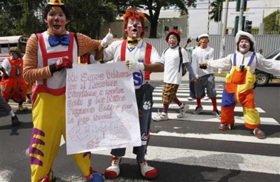 المهرجون يدافعون عن سمعتهم بتظاهرة في شوارع سلفادور  صورة رقم 4