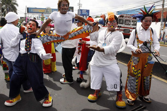 المهرجون يدافعون عن سمعتهم بتظاهرة في شوارع سلفادور  صورة رقم 9