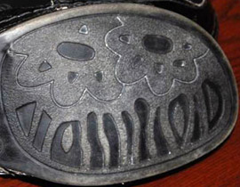 كيف دخلت الأحذية المسيئة للنبي والقرآن الكريم إلى قطر؟! صورة رقم 1