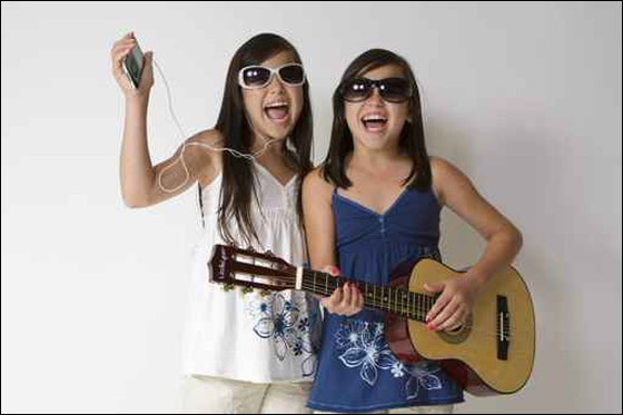 توأمتان حتى في تحصيلهما العلمي! صورة رقم 1