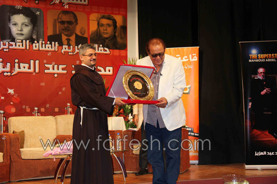 المركز الكاثوليكي يكرم النجم محمود عبد العزيز  صورة رقم 3