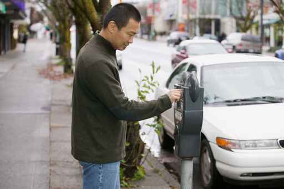 حارس أمني سرق عدادات وقوف السيارات وأنفقها على المقامرة! صورة رقم 1