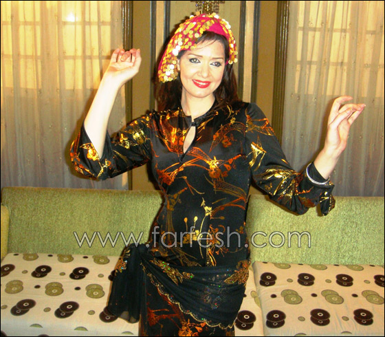 حسناء  ترقص على أنغام 