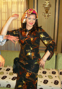 حسناء  ترقص على أنغام 