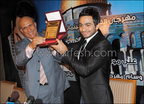 بالصور مسلسلات اون لاين ينقل مراسم تكريم مهرجان القدس لتامر حسني  صورة رقم 4