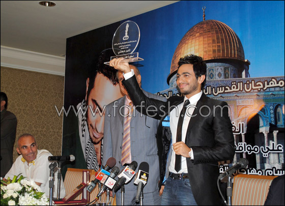 بالصور مسلسلات اون لاين ينقل مراسم تكريم مهرجان القدس لتامر حسني  صورة رقم 5
