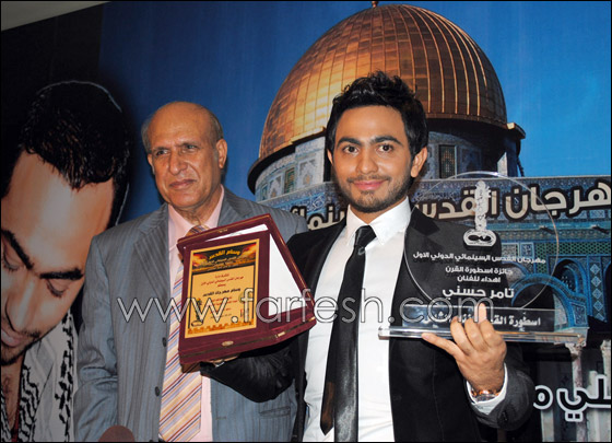 بالصور مسلسلات اون لاين ينقل مراسم تكريم مهرجان القدس لتامر حسني  صورة رقم 2