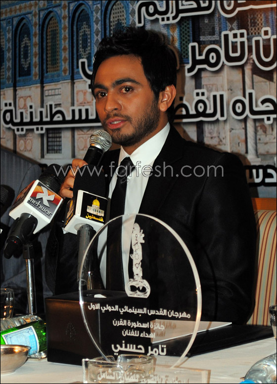 بالصور مسلسلات اون لاين ينقل مراسم تكريم مهرجان القدس لتامر حسني  صورة رقم 3