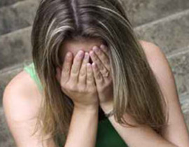 انتحل شخصية شرطي واستدرج فتاة الى شقة ومارس النوع معها! صورة رقم 1