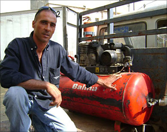 بدلاً من الوقود.. فلسطيني يشغل سيارته بالهواء!!  صورة رقم 5