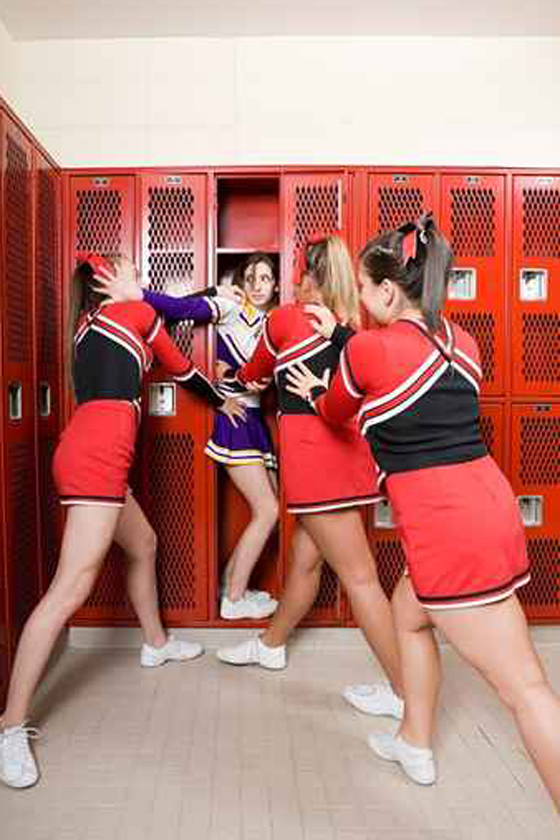 القاهرة: 3 طالبات ثانوية يمزقن جسد زميلتهم بشفرة حلاقة!! صورة رقم 1