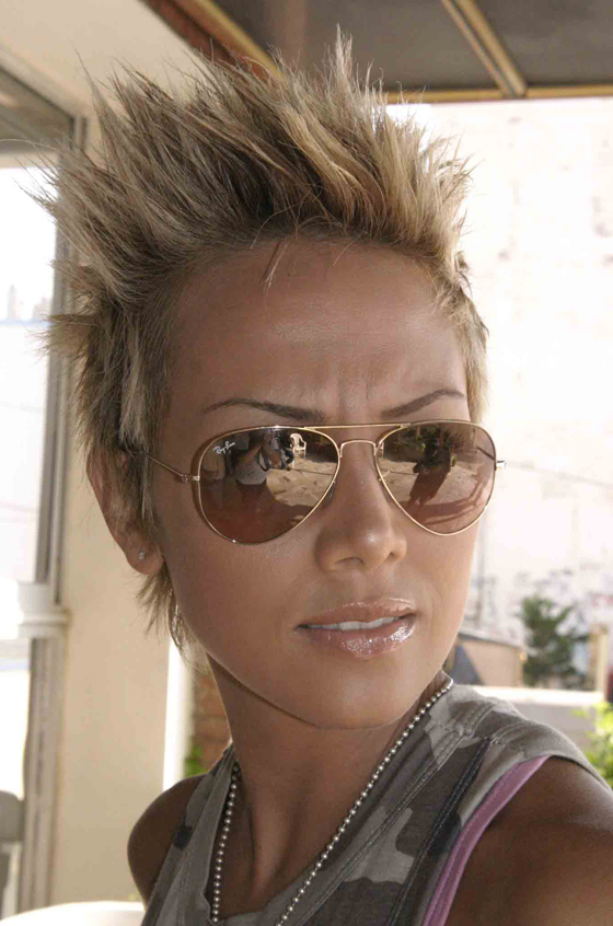 سلمى غزالي تأمل فوز منتخب بلدها على الأميركان وتعد بحفلتين!  صورة رقم 4