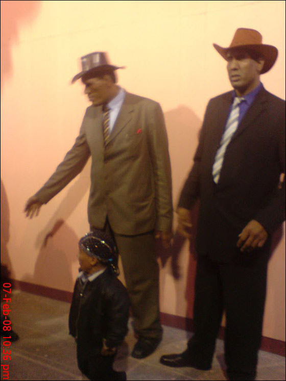 العملاق شبير يسرق الأضواء من عريس يمني خلال زفافه! صورة رقم 5 العملاق شبير يسرق الأضواء من عريس يمني خلال زفافه! صورة رقم 5