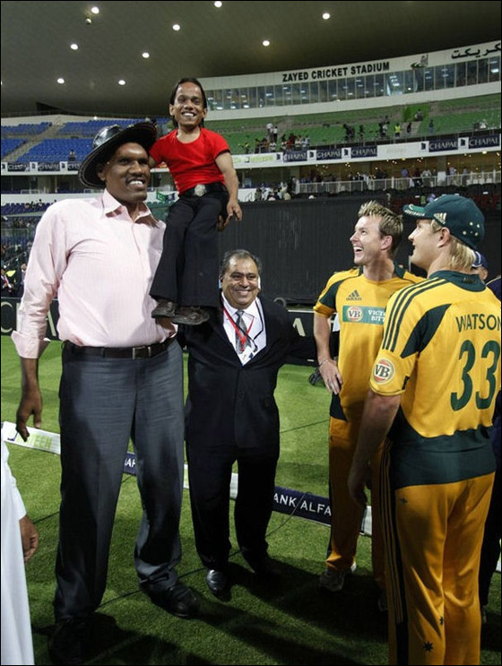 العملاق شبير يسرق الأضواء من عريس يمني خلال زفافه! صورة رقم 7 العملاق شبير يسرق الأضواء من عريس يمني خلال زفافه! صورة رقم 7