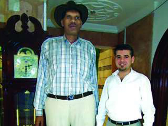 العملاق شبير يسرق الأضواء من عريس يمني خلال زفافه! صورة رقم 3 العملاق شبير يسرق الأضواء من عريس يمني خلال زفافه! صورة رقم 3