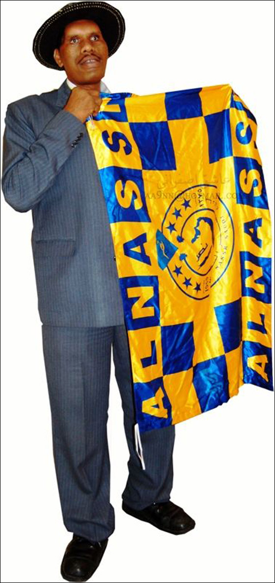 العملاق شبير يسرق الأضواء من عريس يمني خلال زفافه! صورة رقم 2 العملاق شبير يسرق الأضواء من عريس يمني خلال زفافه! صورة رقم 2