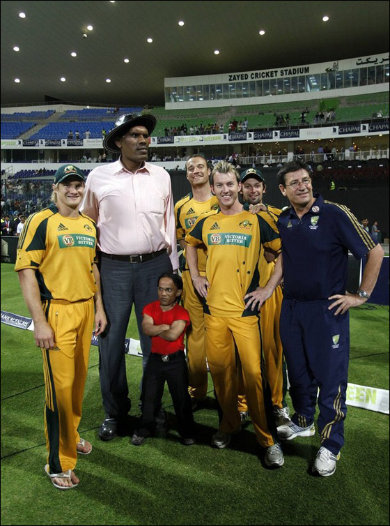 العملاق شبير يسرق الأضواء من عريس يمني خلال زفافه! صورة رقم 6 العملاق شبير يسرق الأضواء من عريس يمني خلال زفافه! صورة رقم 6