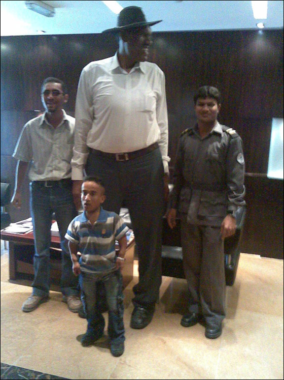 العملاق شبير يسرق الأضواء من عريس يمني خلال زفافه! صورة رقم 8 العملاق شبير يسرق الأضواء من عريس يمني خلال زفافه! صورة رقم 8