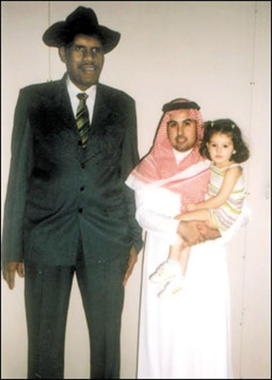 العملاق شبير يسرق الأضواء من عريس يمني خلال زفافه! صورة رقم 4 العملاق شبير يسرق الأضواء من عريس يمني خلال زفافه! صورة رقم 4