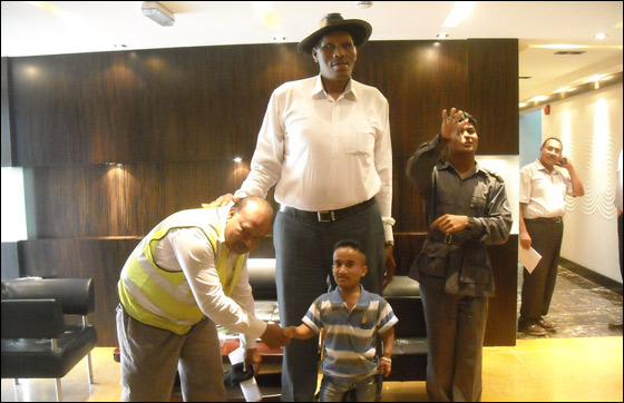 العملاق شبير يسرق الأضواء من عريس يمني خلال زفافه! صورة رقم 10 العملاق شبير يسرق الأضواء من عريس يمني خلال زفافه! صورة رقم 10