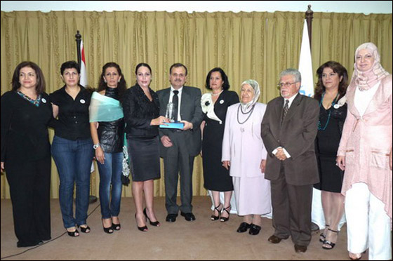 اللبنانية نجلاء سعد تنشئ بنكا للعيون!!  صورة رقم 3