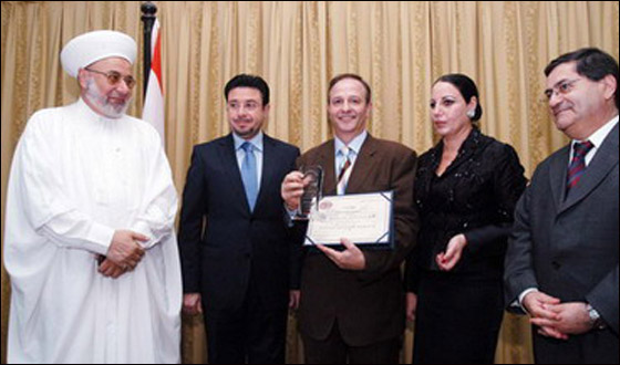 اللبنانية نجلاء سعد تنشئ بنكا للعيون!!  صورة رقم 7