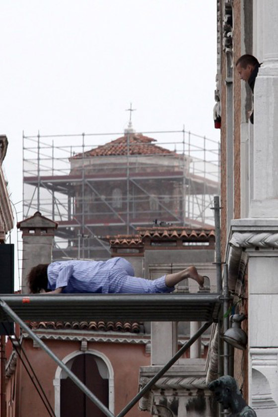 أكثر الرجال إثارة.. يبتكر طرق لمتابعة المونديال خلال فيلمه!!        صورة رقم 3