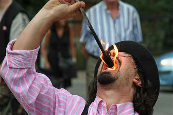 شاب يثير غضب مهرّج.. فيحرقه! صورة رقم 1