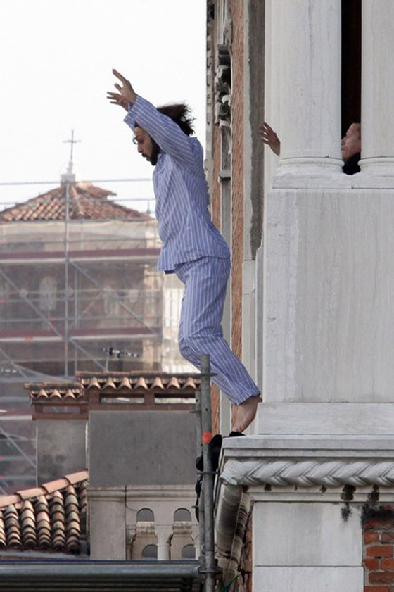 أكثر الرجال إثارة.. يبتكر طرق لمتابعة المونديال خلال فيلمه!!        صورة رقم 7