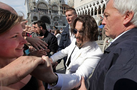 أكثر الرجال إثارة.. يبتكر طرق لمتابعة المونديال خلال فيلمه!!        صورة رقم 4