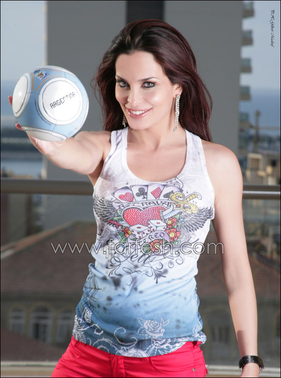 بسبب مارادونا وميسي النجمة دومينيك تشجّع الأرجنتين  صورة رقم 6