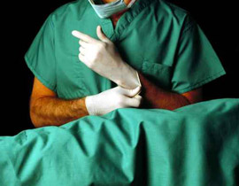 طبيب يجري عملية لمريض بالرجل السليمة! صورة رقم 1