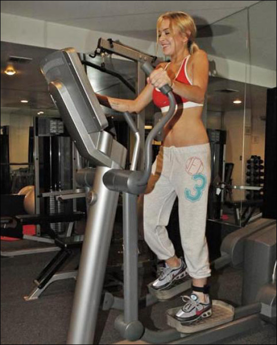 لوهان تروج إنتاجها منزوعة من الثياب باستثناء سوار المراقبة  صورة رقم 8