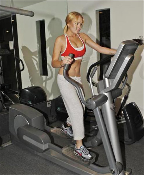 لوهان تروج إنتاجها منزوعة من الثياب باستثناء سوار المراقبة  صورة رقم 14