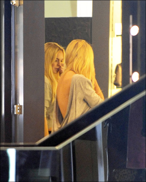 لوهان تروج إنتاجها منزوعة من الثياب باستثناء سوار المراقبة  صورة رقم 11