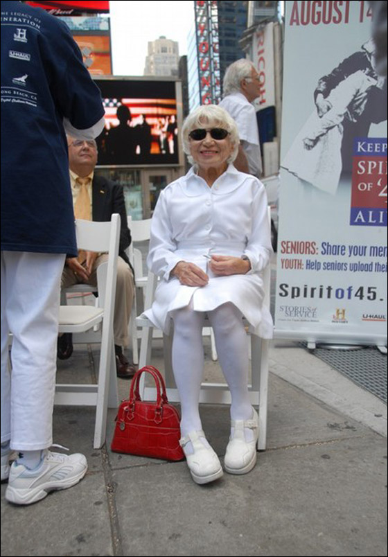 الممرضة التي دخلت تاريخ الولايات المتحدة بقبلة.. تودع الحياة  صورة رقم 7