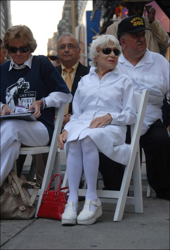 الممرضة التي دخلت تاريخ الولايات المتحدة بقبلة.. تودع الحياة  صورة رقم 6